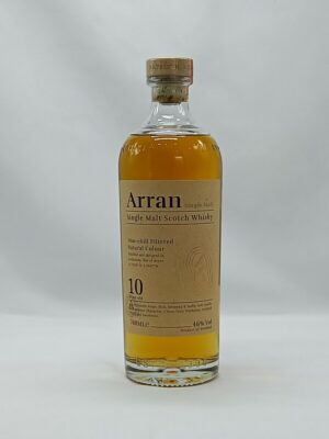 Arran 10 ans est un single malt fruité issu d’un assemblage délicat de whiskies élevés en fûts de sherry pour 40 % et fûts de bourbon pour 60 %