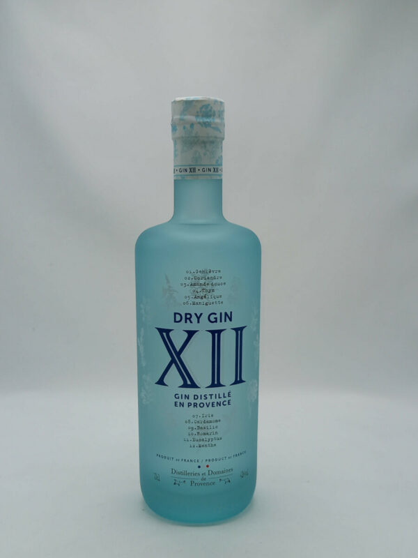 Gin XII est distillé artisanalement à partir de 12 plantes et épices dans un alambic à plateaux permettant d’obtenir de subtiles palettes aromatiques.