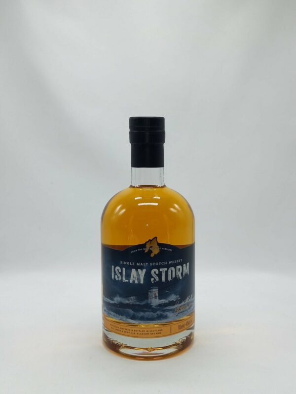 Islay Storm est un whisky tourbé issu d'une distillerie de l'île d'Islay gardée secrète. C'est un single malt robuste, tourbé et fumé.