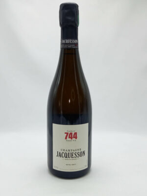 La Cuvée 744 est le reflet du vignoble Jacquesson, proposant un assemblage avec les terroirs de Aÿ, Dizy, Hautvillers, Avize et Oiry. Cette cuvée est composée de 45% de Chardonnay, 35% de Pinot Noir et 20% de Pinot Meunier.