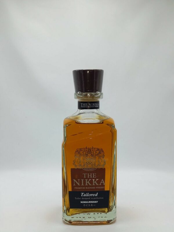 The NIKKA Tailored est le remplaçant de NIKKA 12 ans, NIKKA Tailored est un premium blend whisky, assemblé à partir des meilleurs fûts dont dispose le groupe. Cette très belle bouteille de whisky est d’un équilibre parfait.